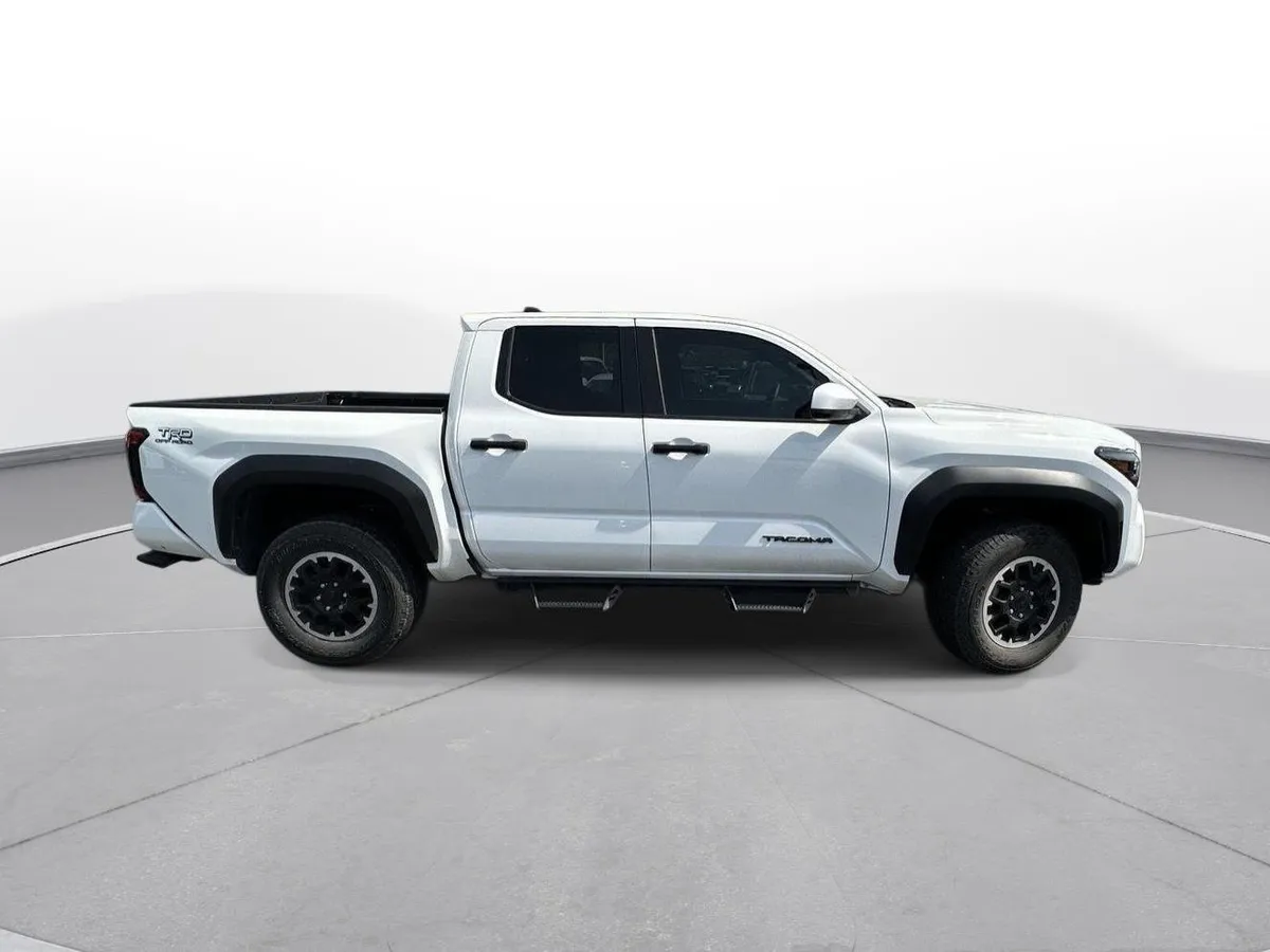 2025 Toyota Tacoma TRD Off Road thumbnail 5