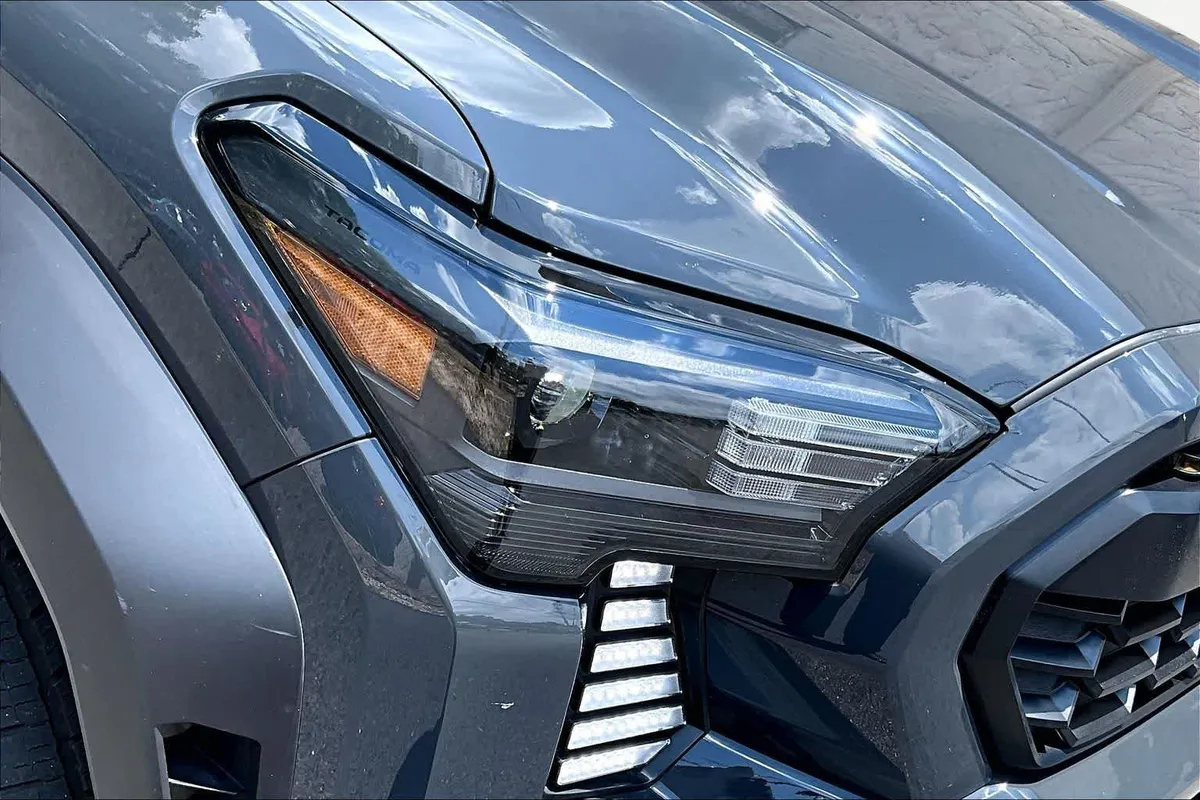 2025 Toyota Tacoma TRD Off Road Hybrid thumbnail 28