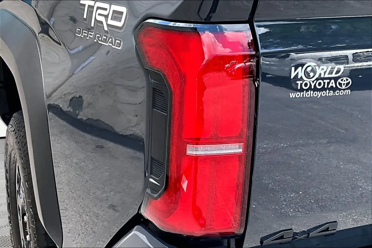 2025 Toyota Tacoma TRD Off Road Hybrid thumbnail 29