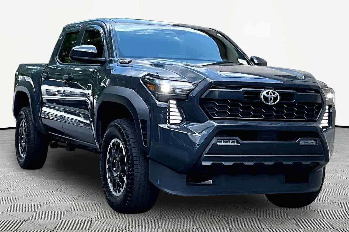 2025 Toyota Tacoma TRD Off Road Hybrid thumbnail 3