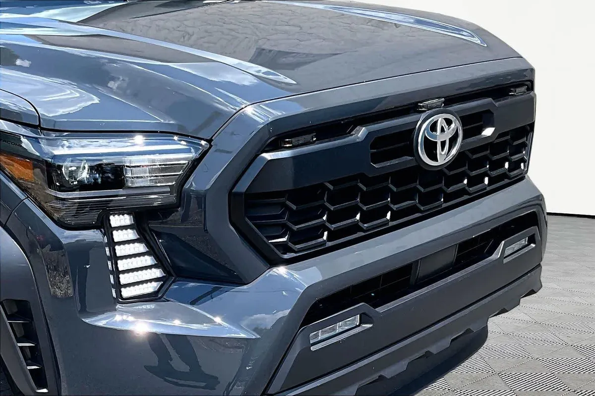 2025 Toyota Tacoma TRD Off Road Hybrid thumbnail 30