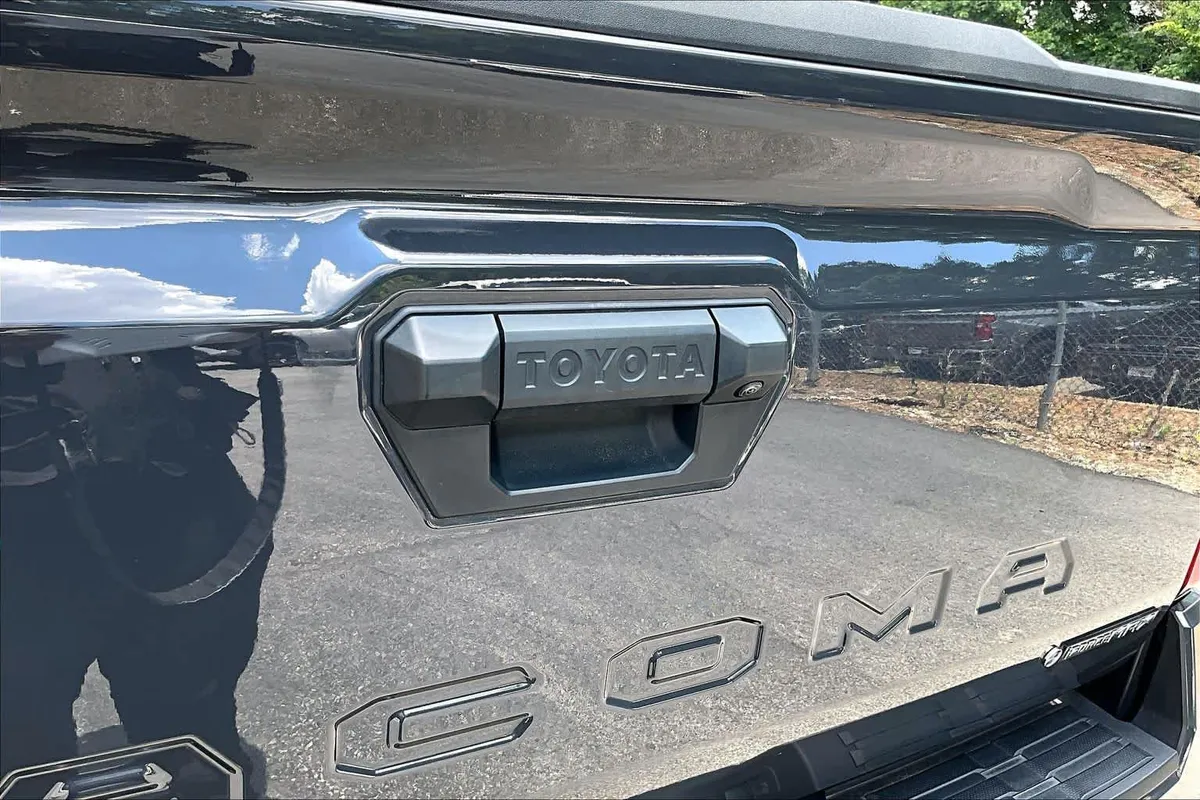 2025 Toyota Tacoma TRD Off Road Hybrid thumbnail 31