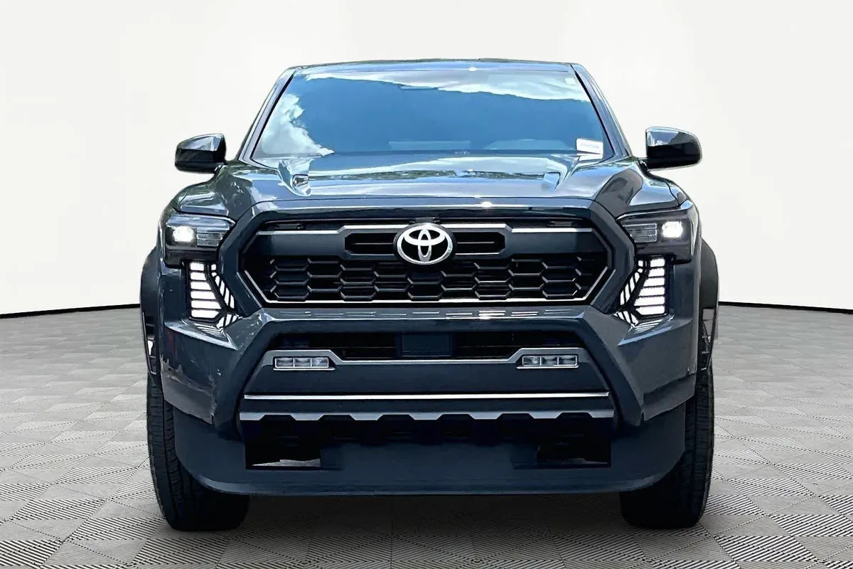 2025 Toyota Tacoma TRD Off Road Hybrid thumbnail 4