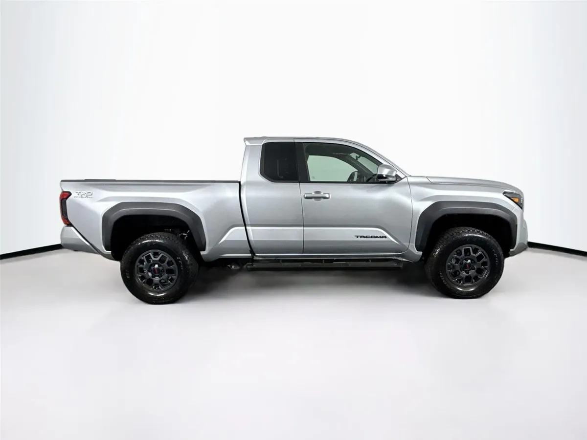 2025 Toyota Tacoma TRD PreRunner thumbnail 10
