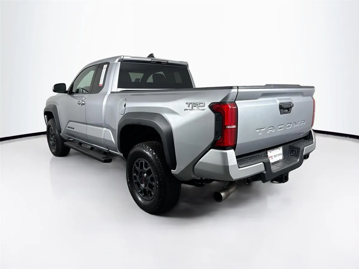 2025 Toyota Tacoma TRD PreRunner thumbnail 12