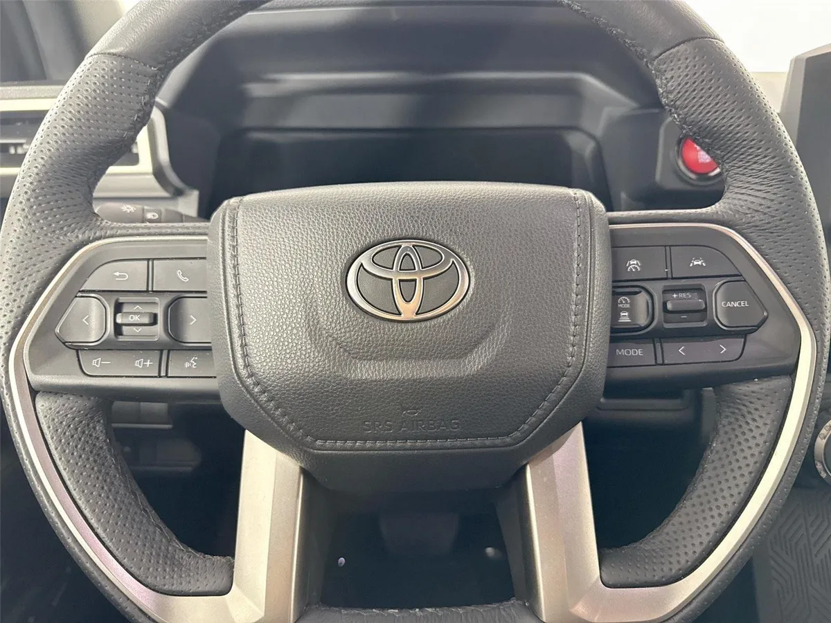 2025 Toyota Tacoma TRD PreRunner thumbnail 16