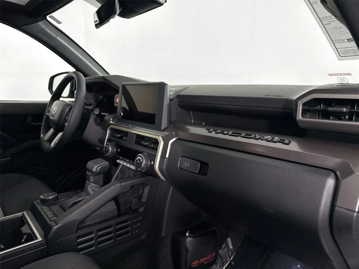 2025 Toyota Tacoma TRD PreRunner thumbnail 36