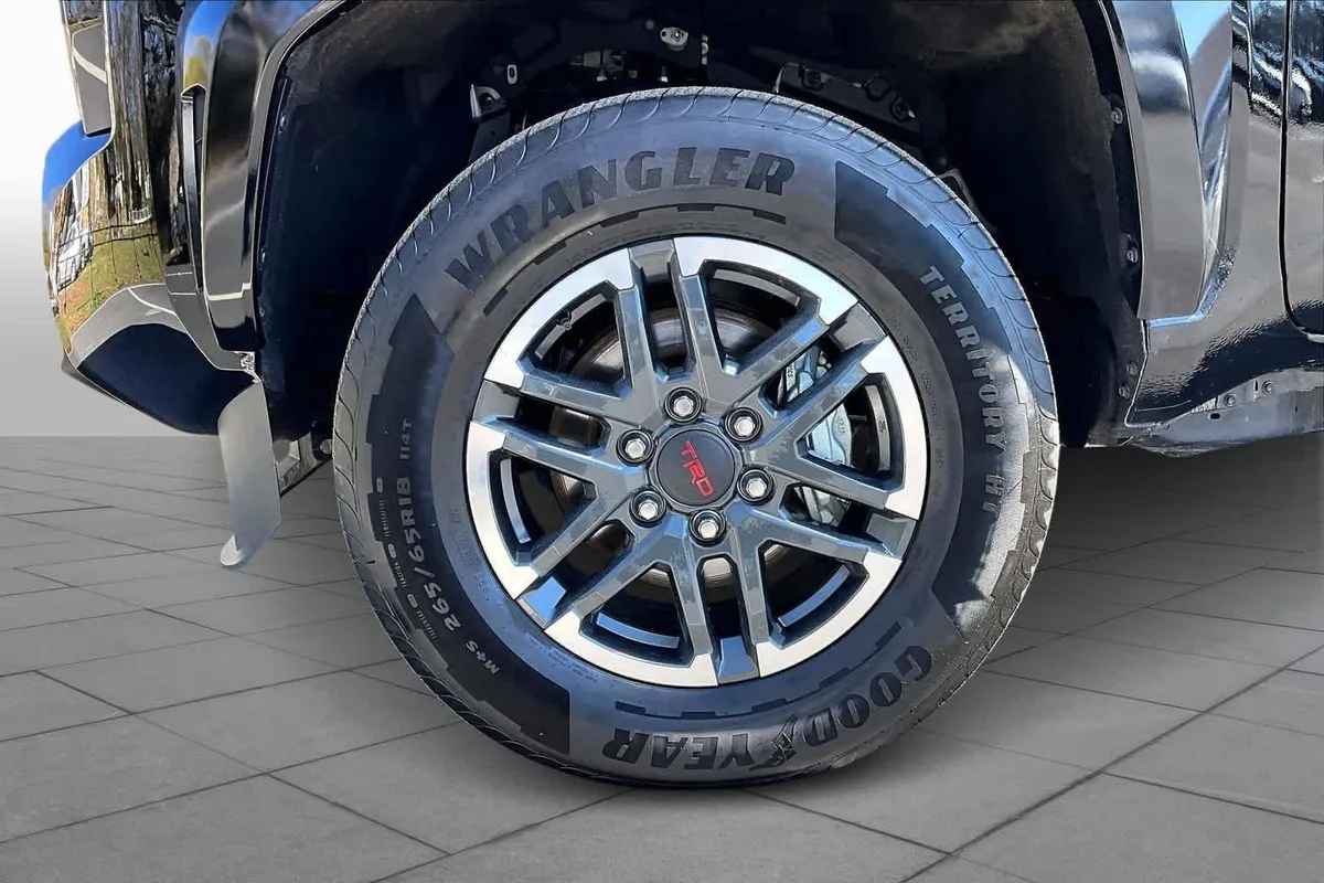 2025 Toyota Tacoma TRD Sport thumbnail 16