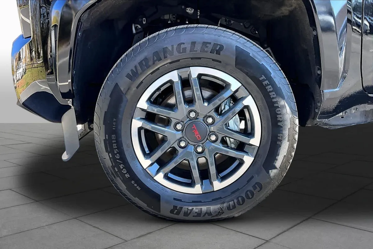 2025 Toyota Tacoma TRD Sport thumbnail 17