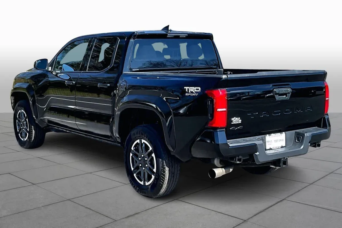 2025 Toyota Tacoma TRD Sport thumbnail 18