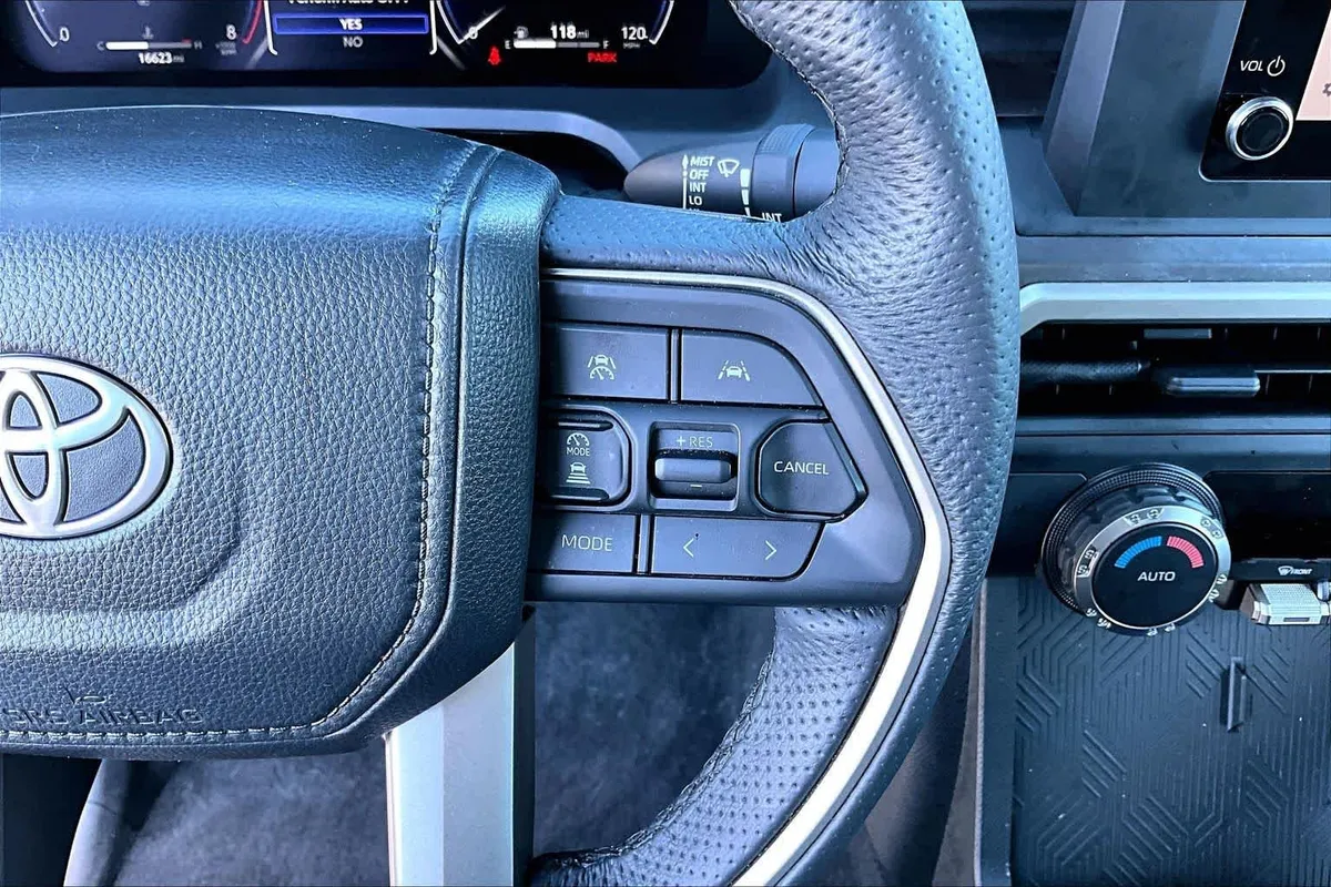 2025 Toyota Tacoma TRD Sport thumbnail 36