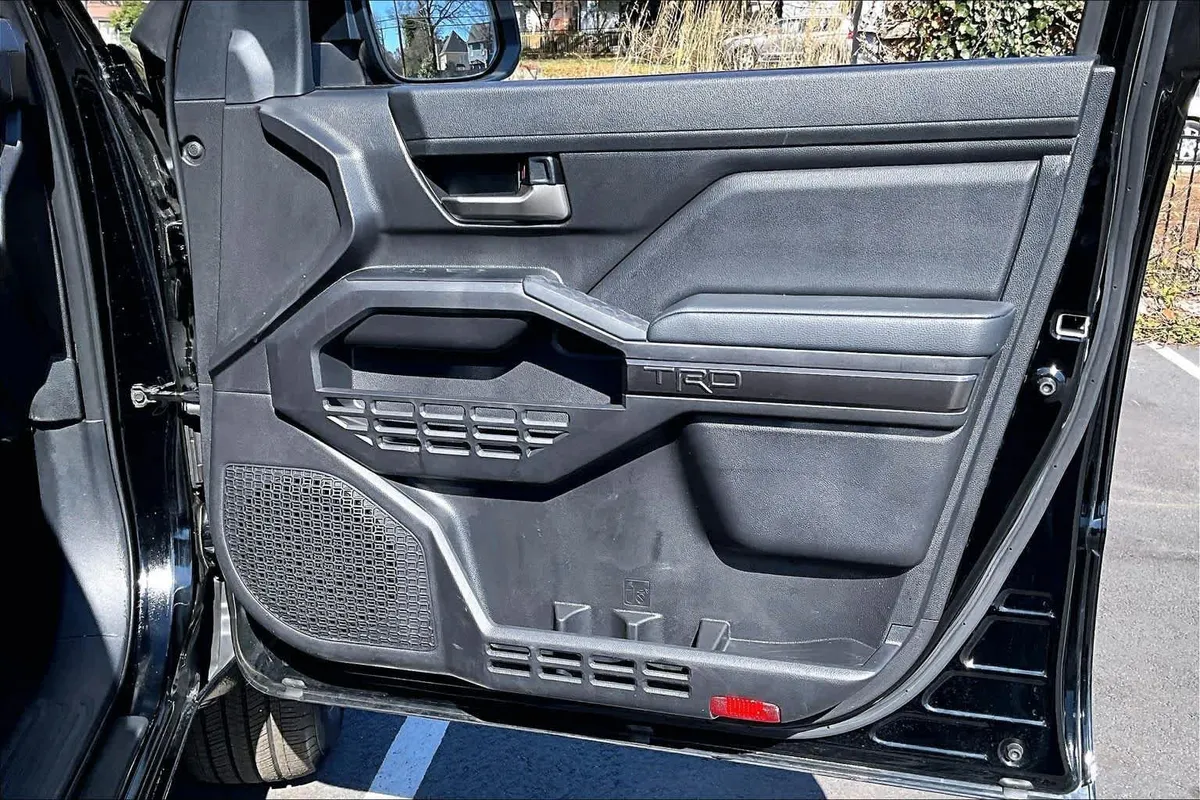 2025 Toyota Tacoma TRD Sport thumbnail 37