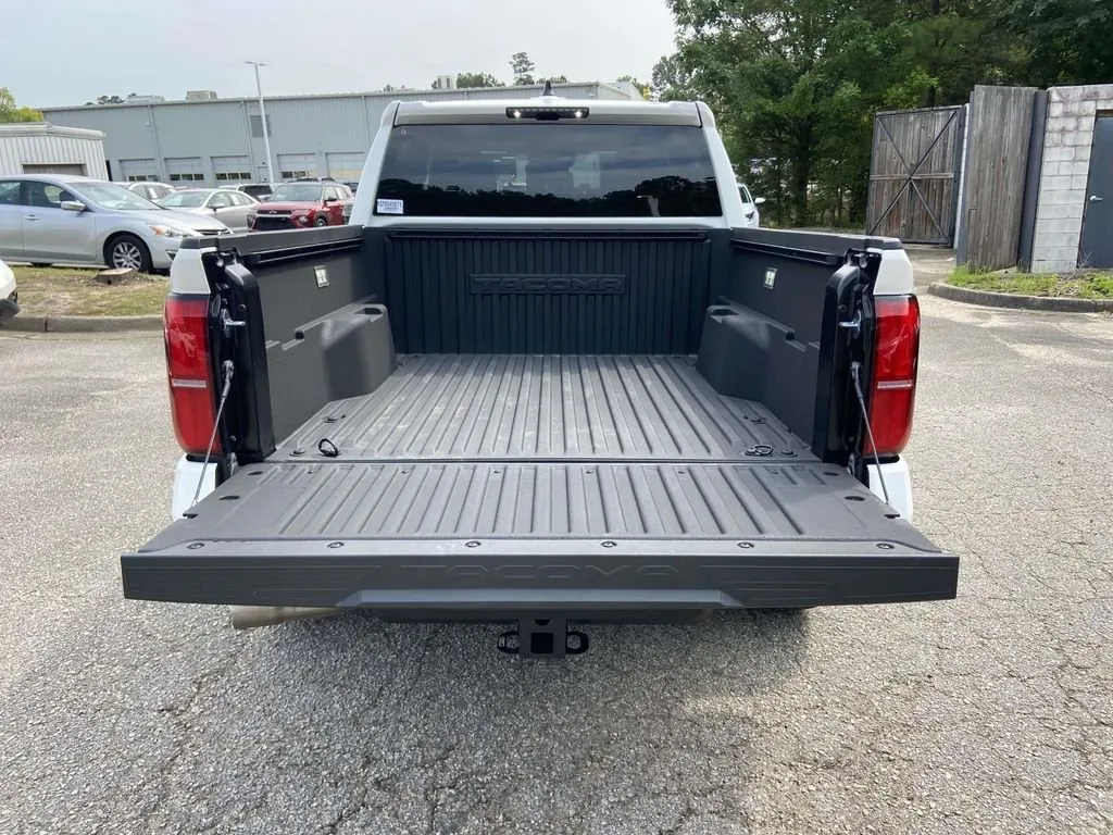2025 Toyota Tacoma TRD Sport thumbnail 10