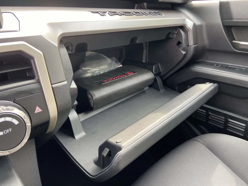 2025 Toyota Tacoma TRD Sport thumbnail 30