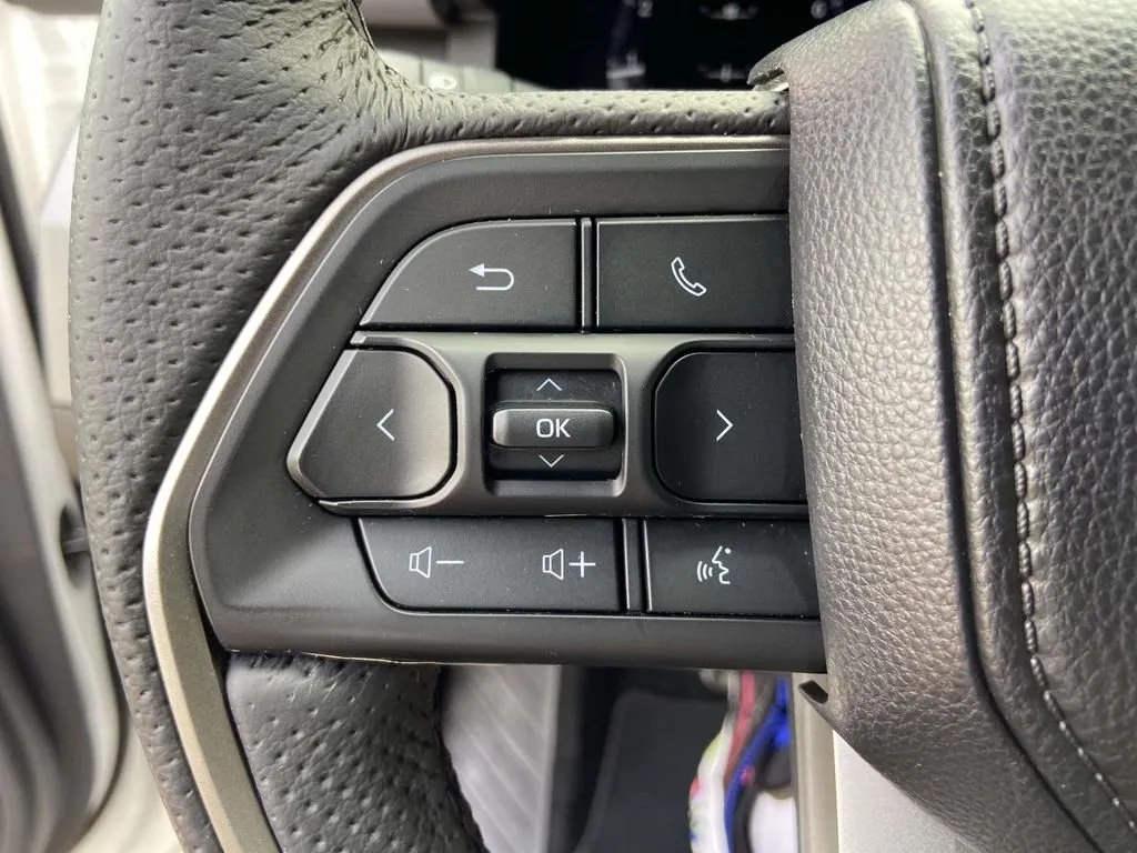 2025 Toyota Tacoma TRD Sport thumbnail 32