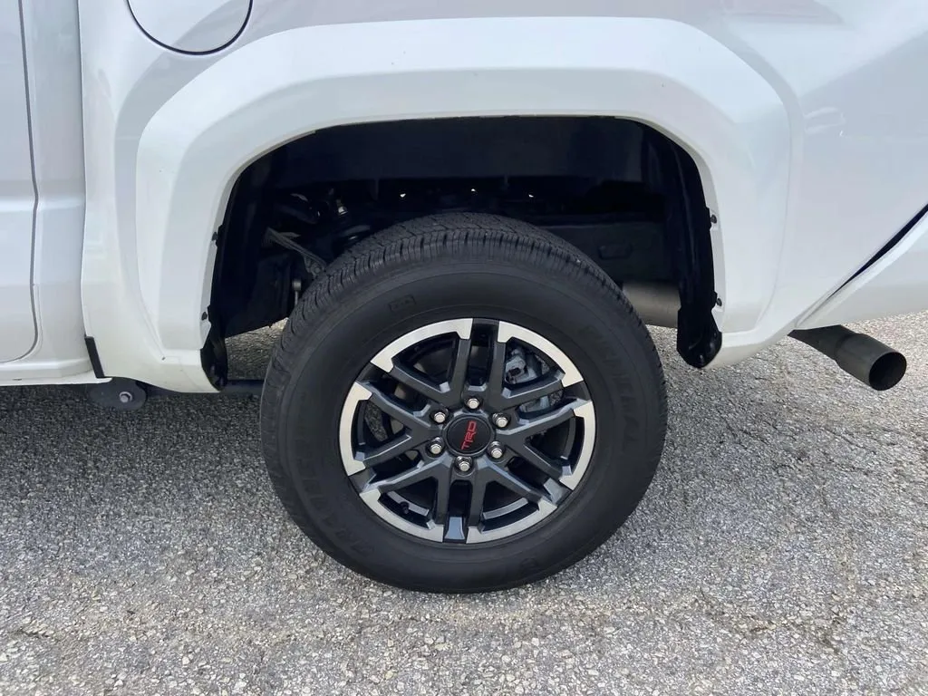 2025 Toyota Tacoma TRD Sport thumbnail 9
