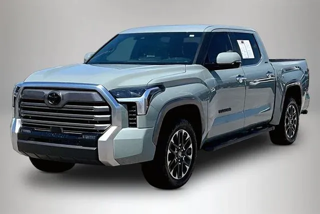 2025 Toyota Tundra Limited thumbnail 2