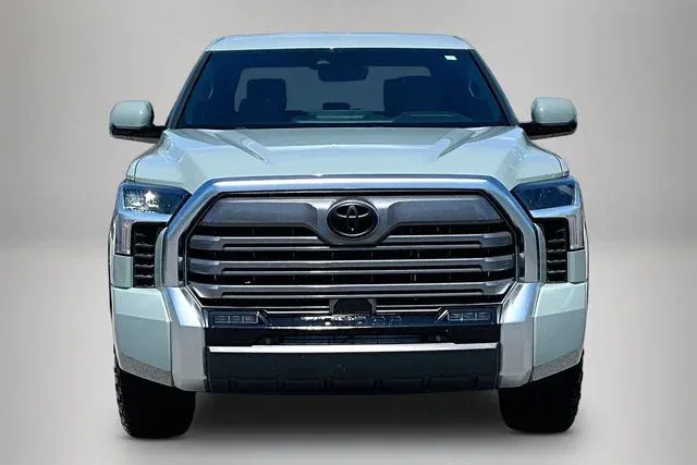 2025 Toyota Tundra Limited thumbnail 3