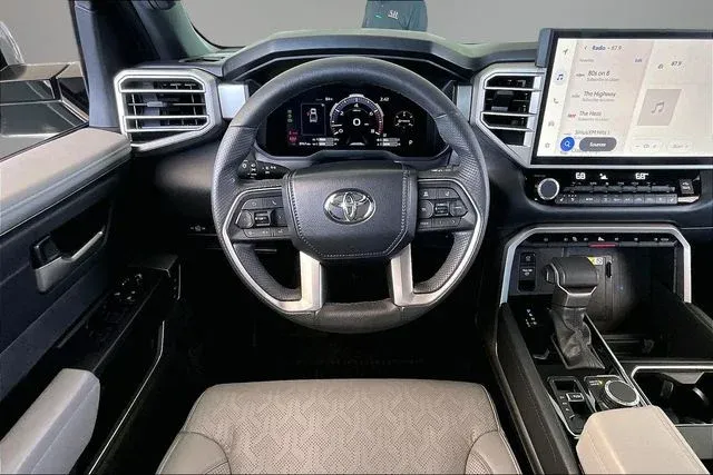 2025 Toyota Tundra Limited thumbnail 8