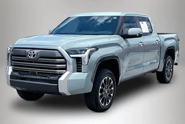 2025 Toyota Tundra Limited thumbnail 2