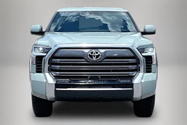 2025 Toyota Tundra Limited thumbnail 3