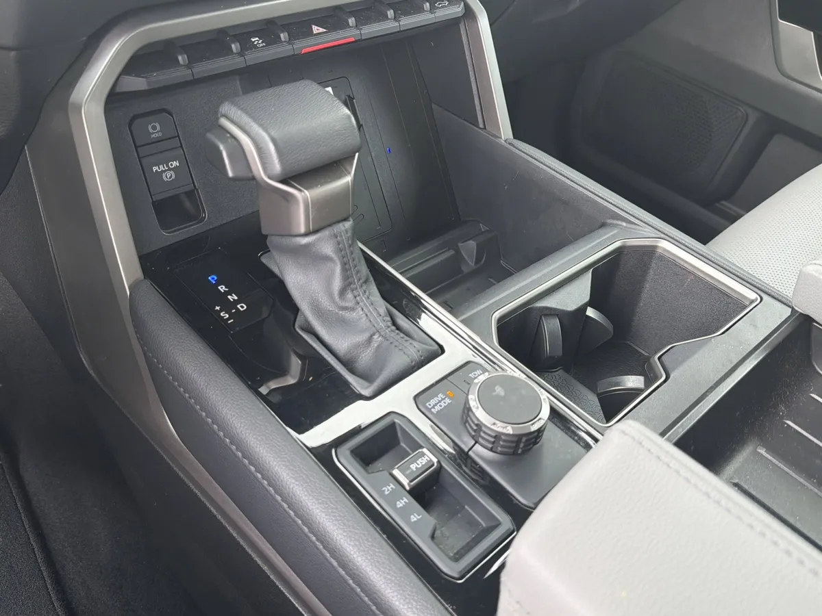 2025 Toyota Tundra Limited thumbnail 17