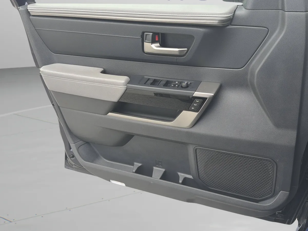 2025 Toyota Tundra Limited thumbnail 24