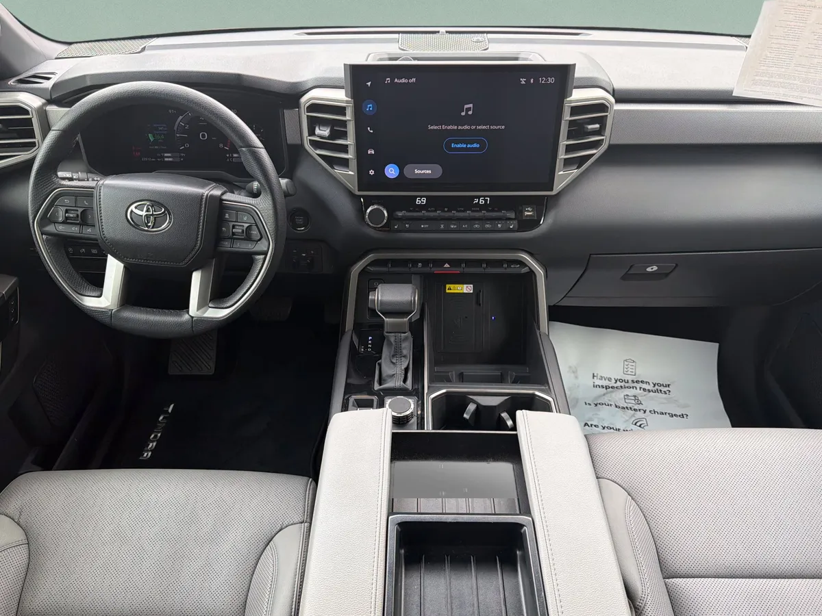 2025 Toyota Tundra Limited thumbnail 9
