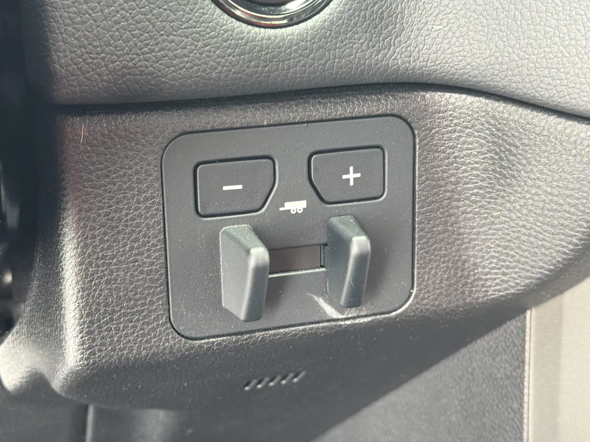 2025 Toyota Tundra Limited thumbnail 14