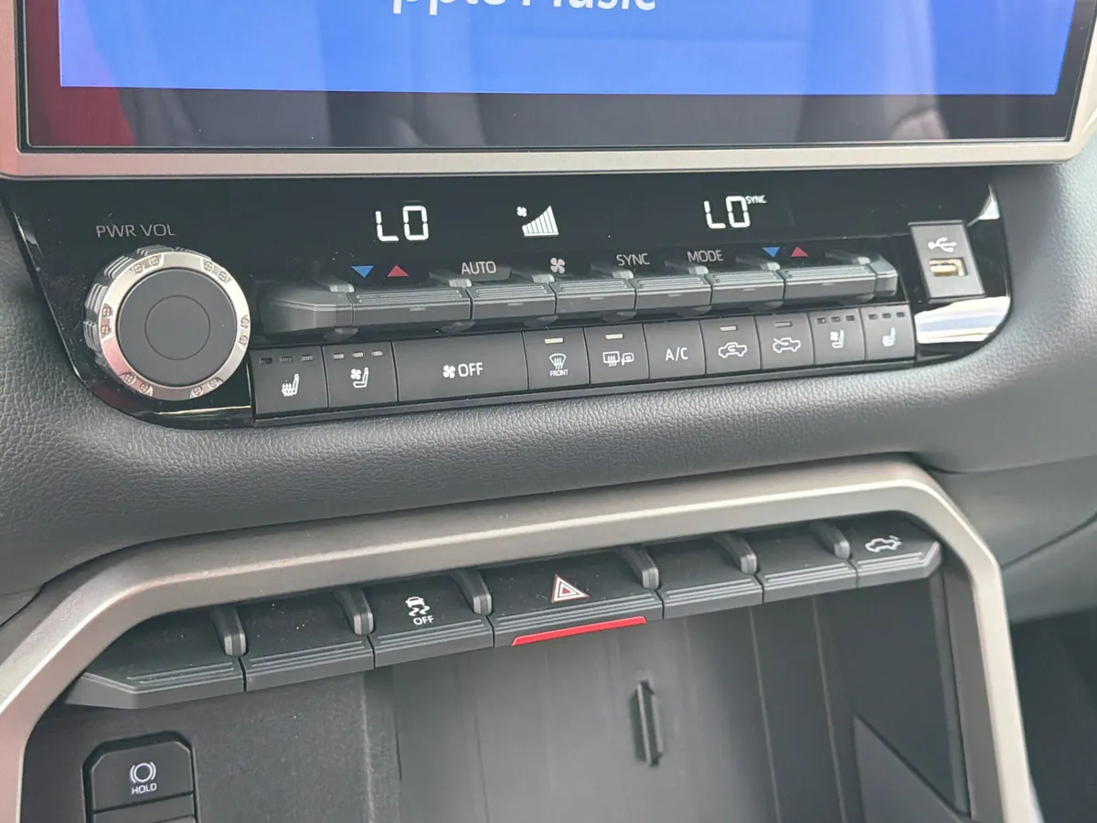 2025 Toyota Tundra Limited thumbnail 15