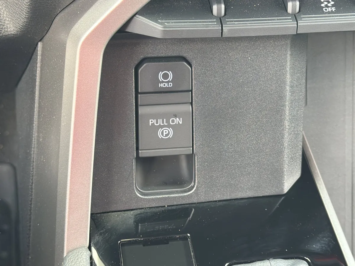 2025 Toyota Tundra Limited thumbnail 16