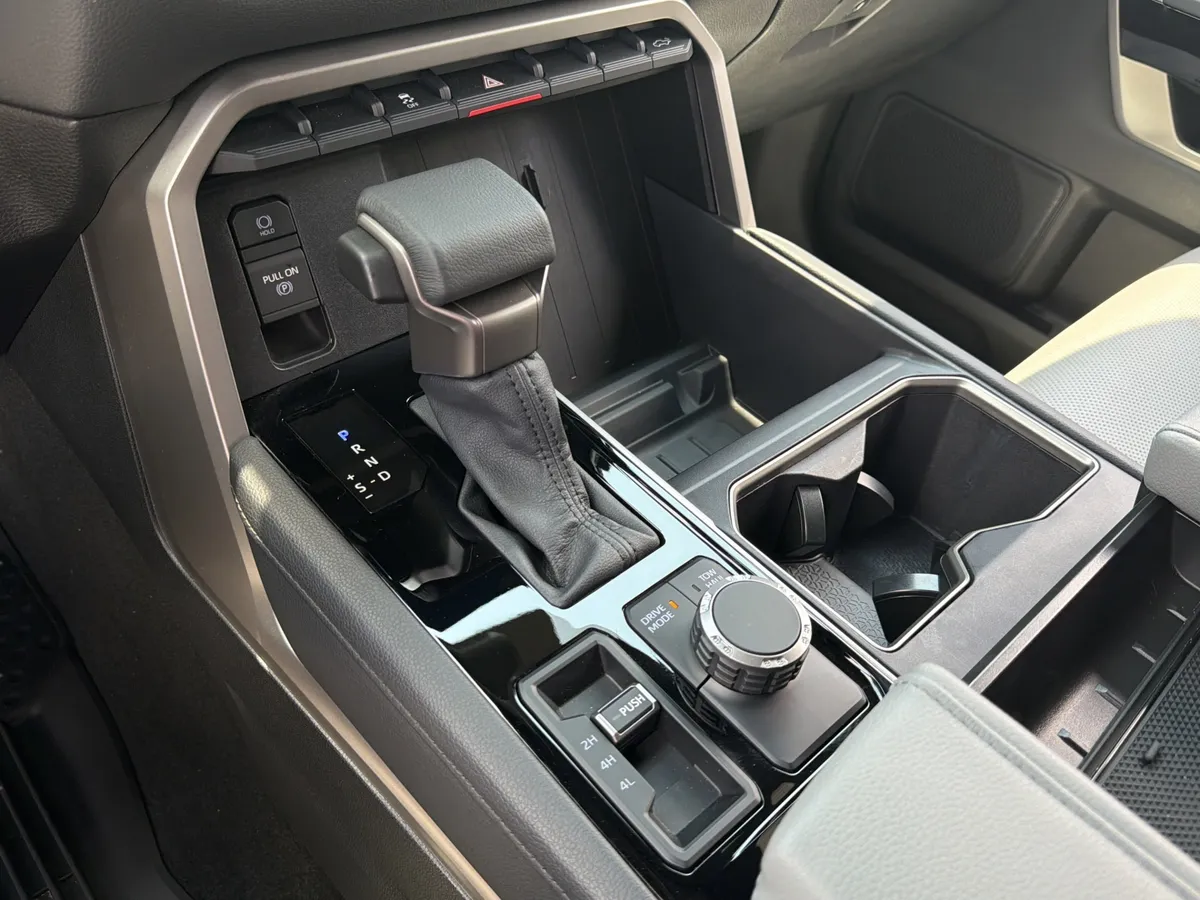 2025 Toyota Tundra Limited thumbnail 18