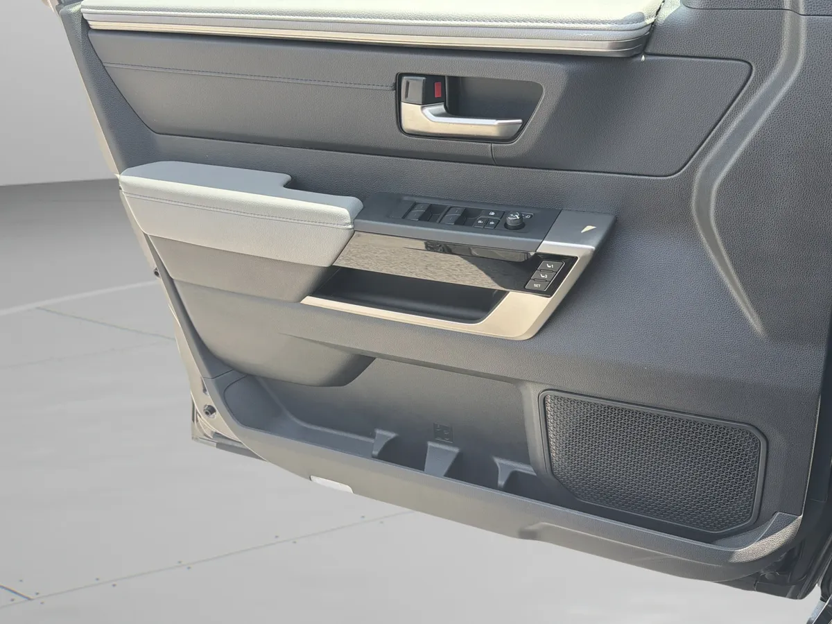 2025 Toyota Tundra Limited thumbnail 25