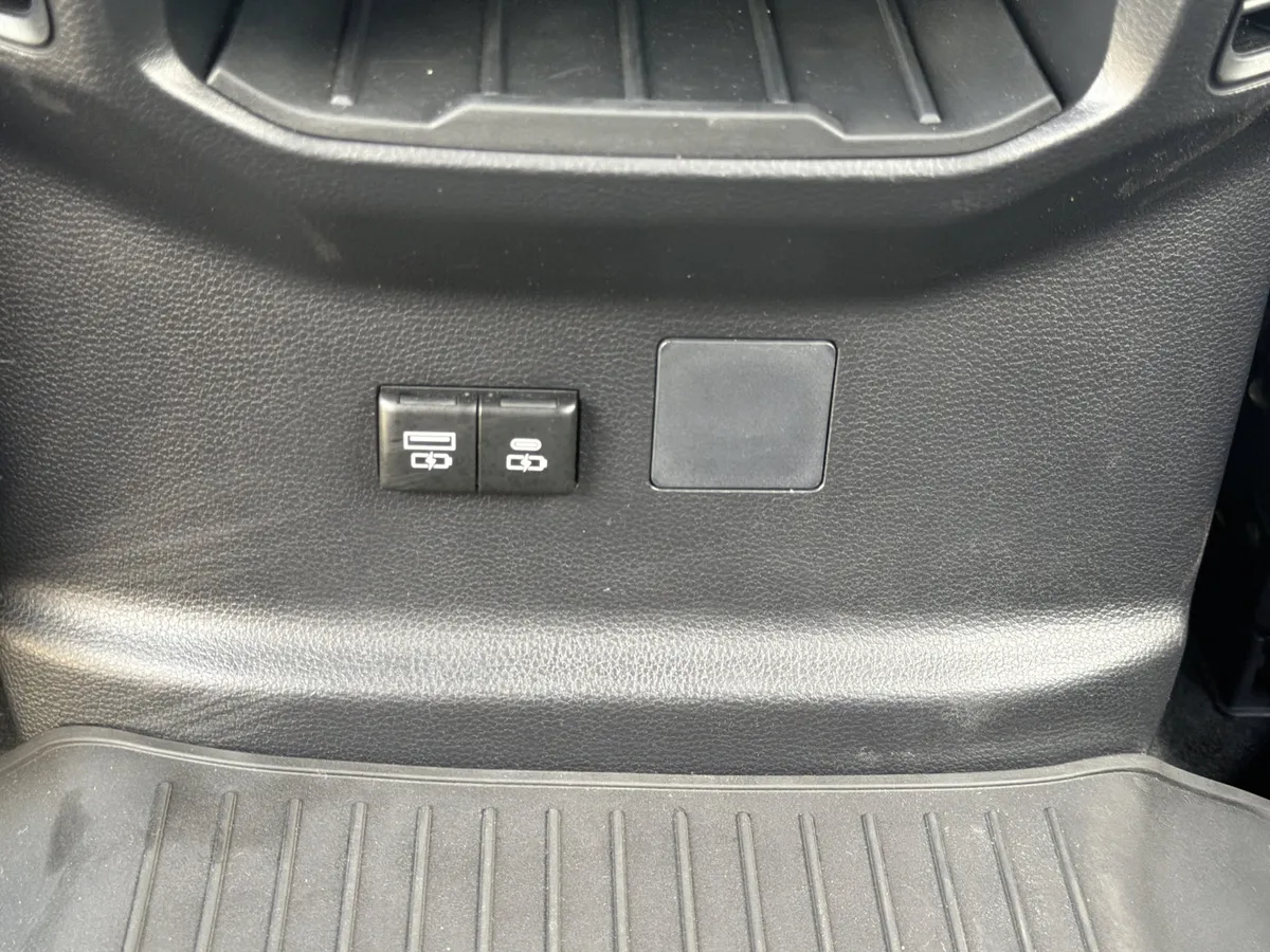 2025 Toyota Tundra Limited thumbnail 31