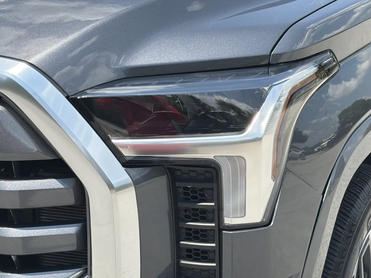 2025 Toyota Tundra Limited thumbnail 34