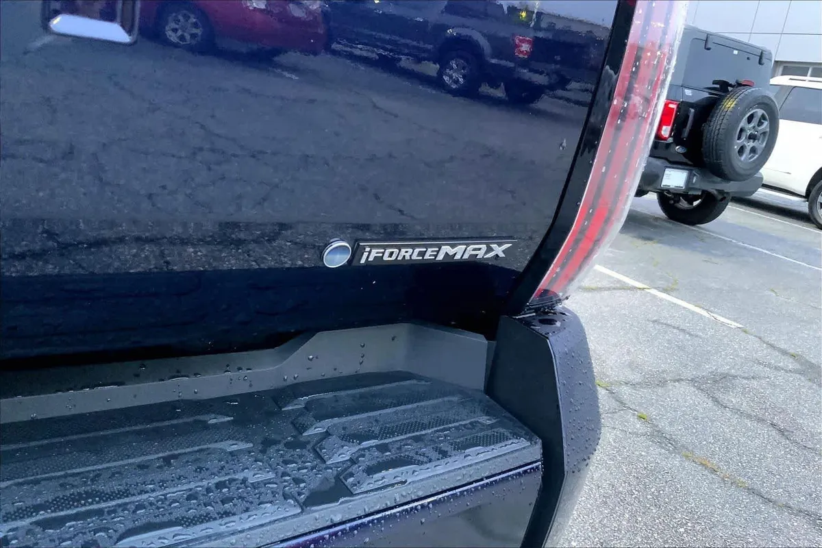 2025 Toyota Tundra Platinum Hybrid thumbnail 10