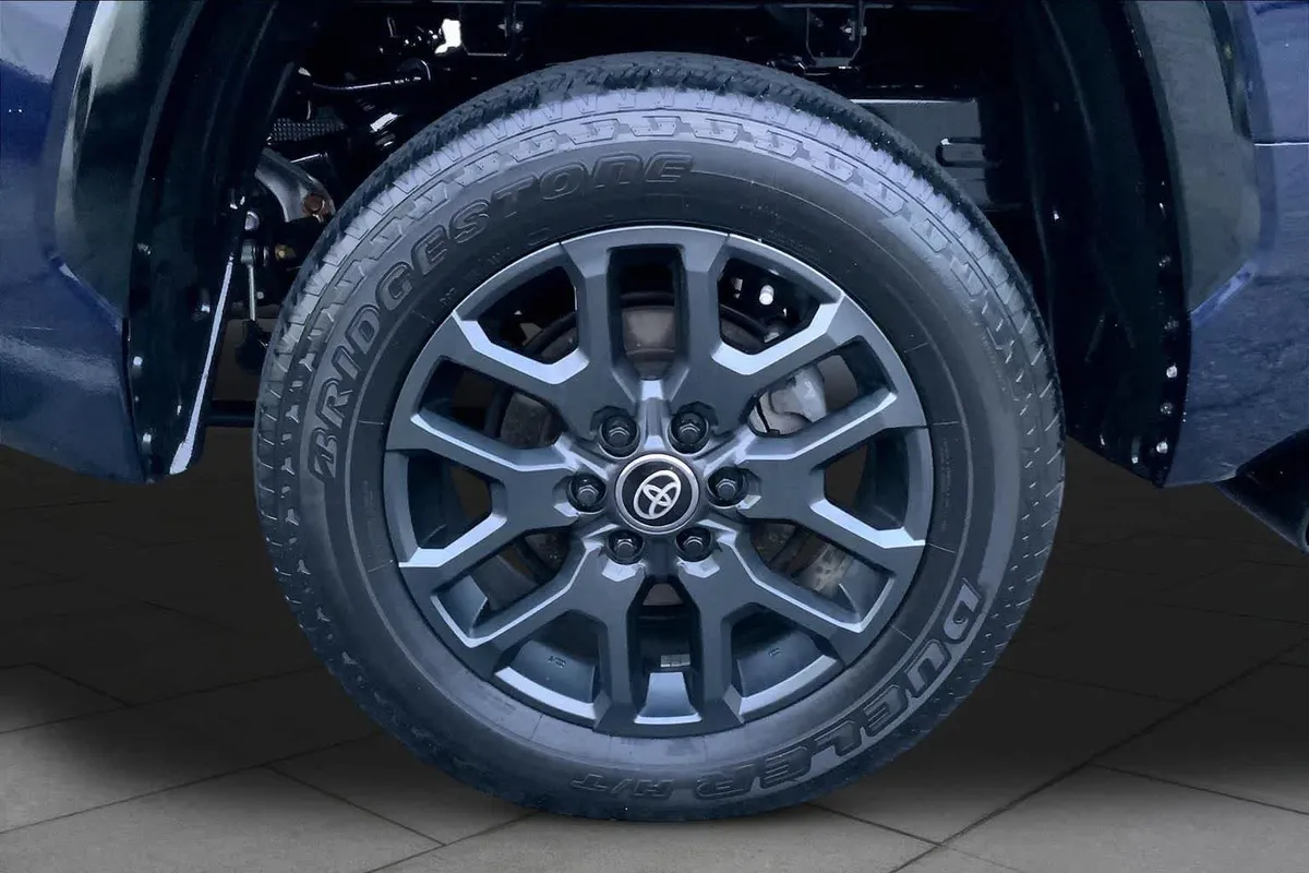 2025 Toyota Tundra Platinum Hybrid thumbnail 11