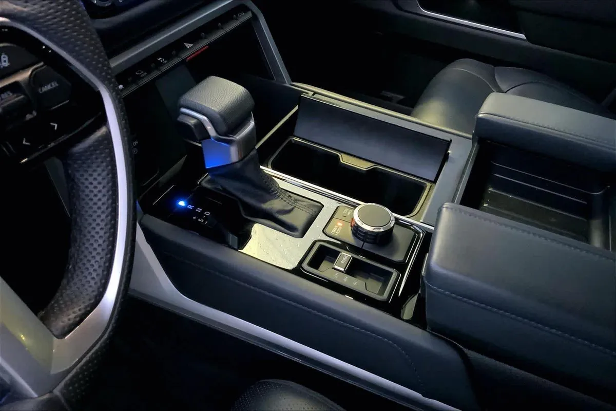 2025 Toyota Tundra Platinum Hybrid thumbnail 16