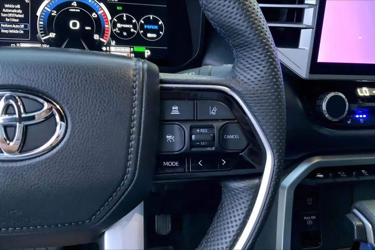 2025 Toyota Tundra Platinum Hybrid thumbnail 24