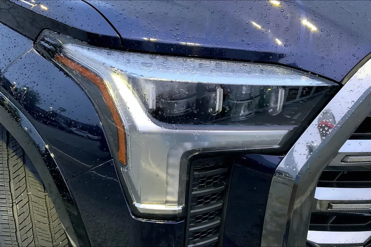 2025 Toyota Tundra Platinum Hybrid thumbnail 26