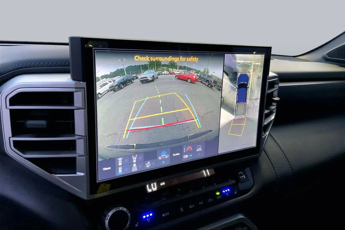 2025 Toyota Tundra Platinum Hybrid thumbnail 28