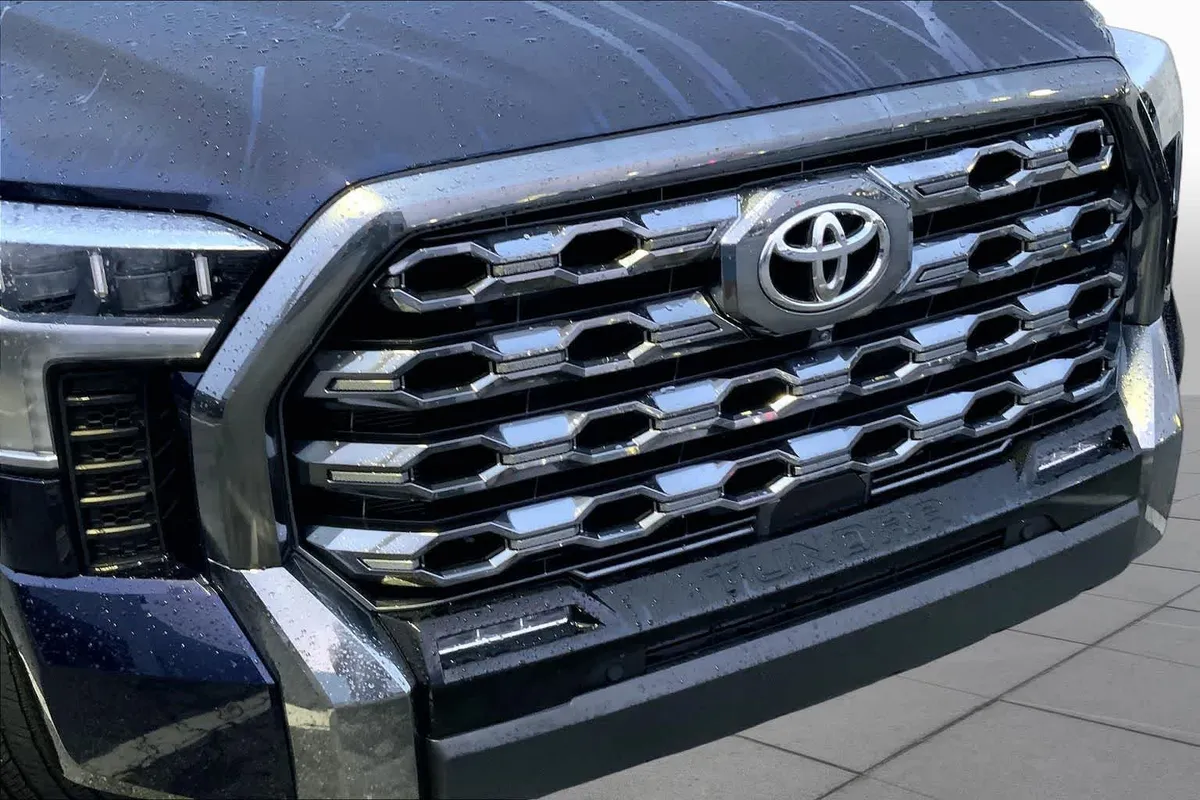 2025 Toyota Tundra Platinum Hybrid thumbnail 29