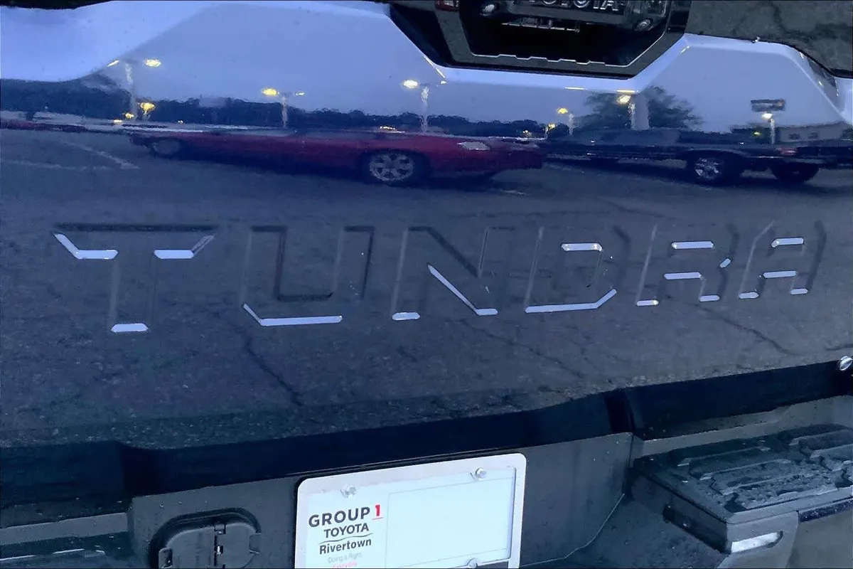 2025 Toyota Tundra Platinum Hybrid thumbnail 30