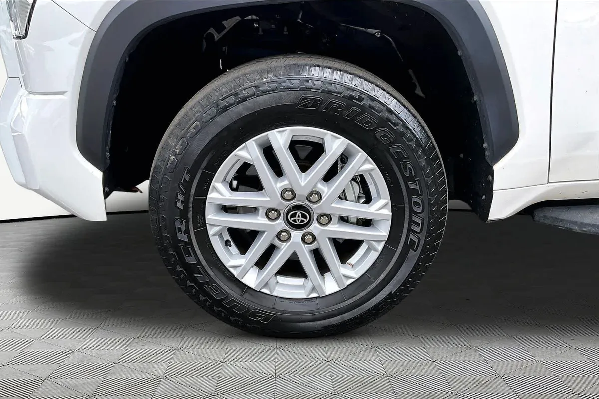 2025 Toyota Tundra SR5 thumbnail 11