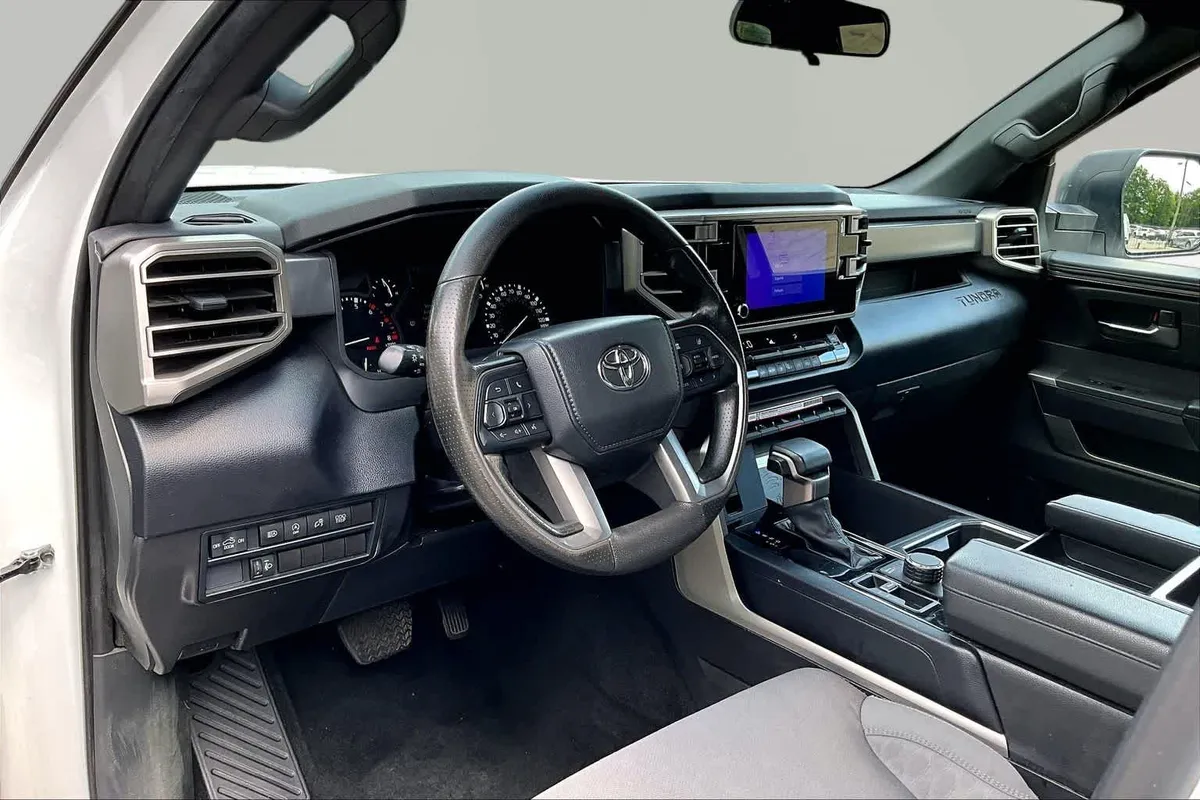 2025 Toyota Tundra SR5 thumbnail 17