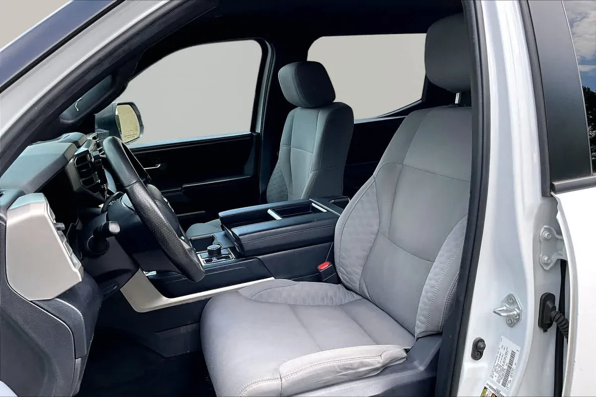 2025 Toyota Tundra SR5 thumbnail 8