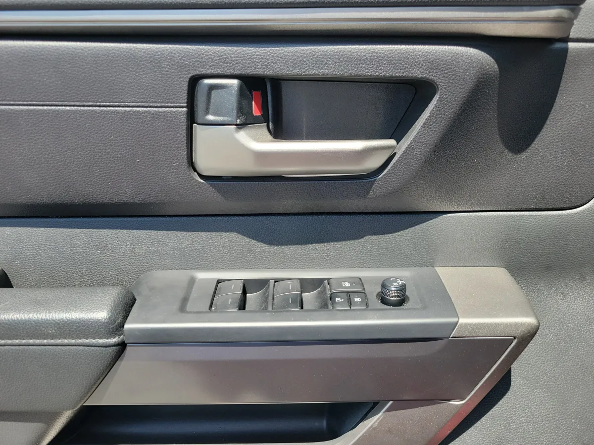 2025 Toyota Tundra SR5 thumbnail 8
