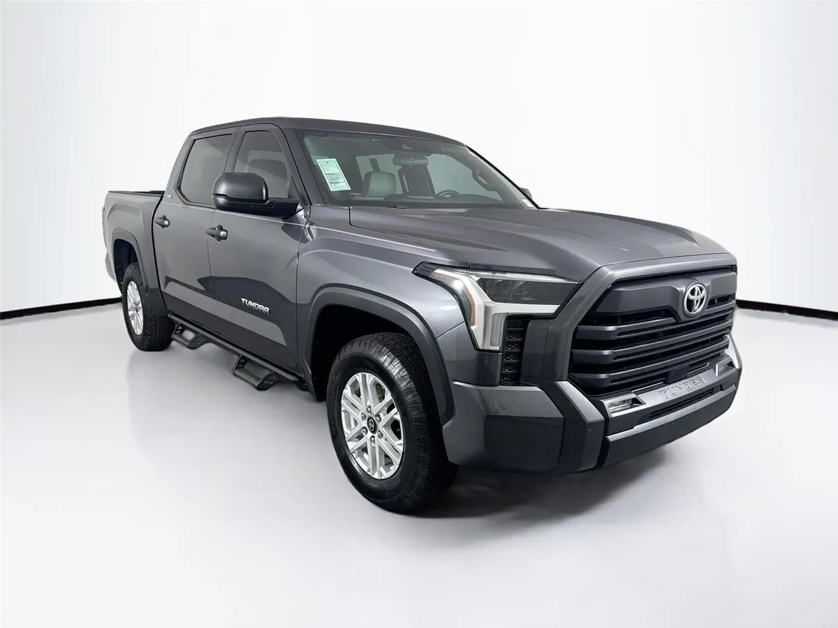2025 Toyota Tundra SR5 thumbnail 9