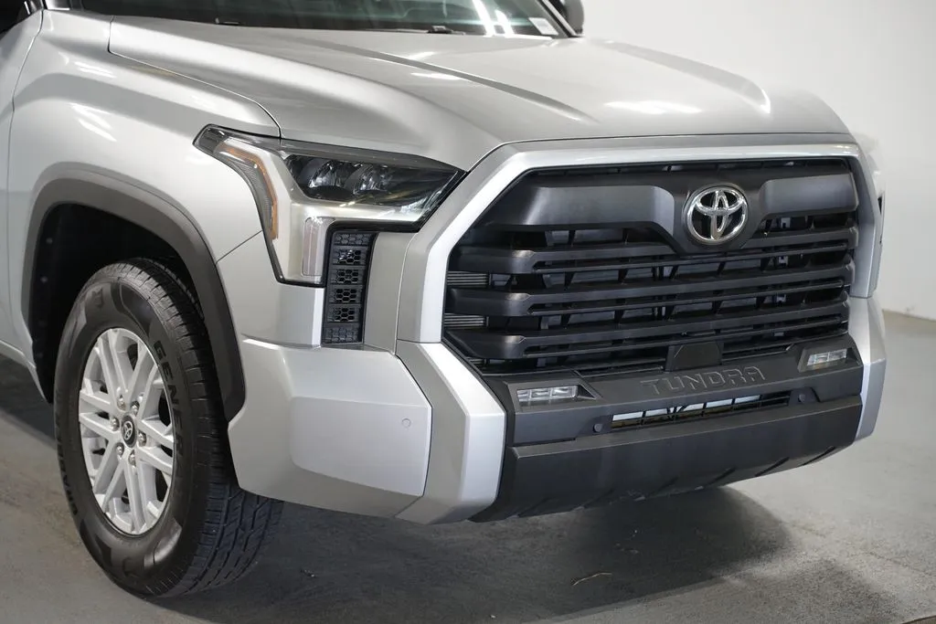 2025 Toyota Tundra SR5 thumbnail 4