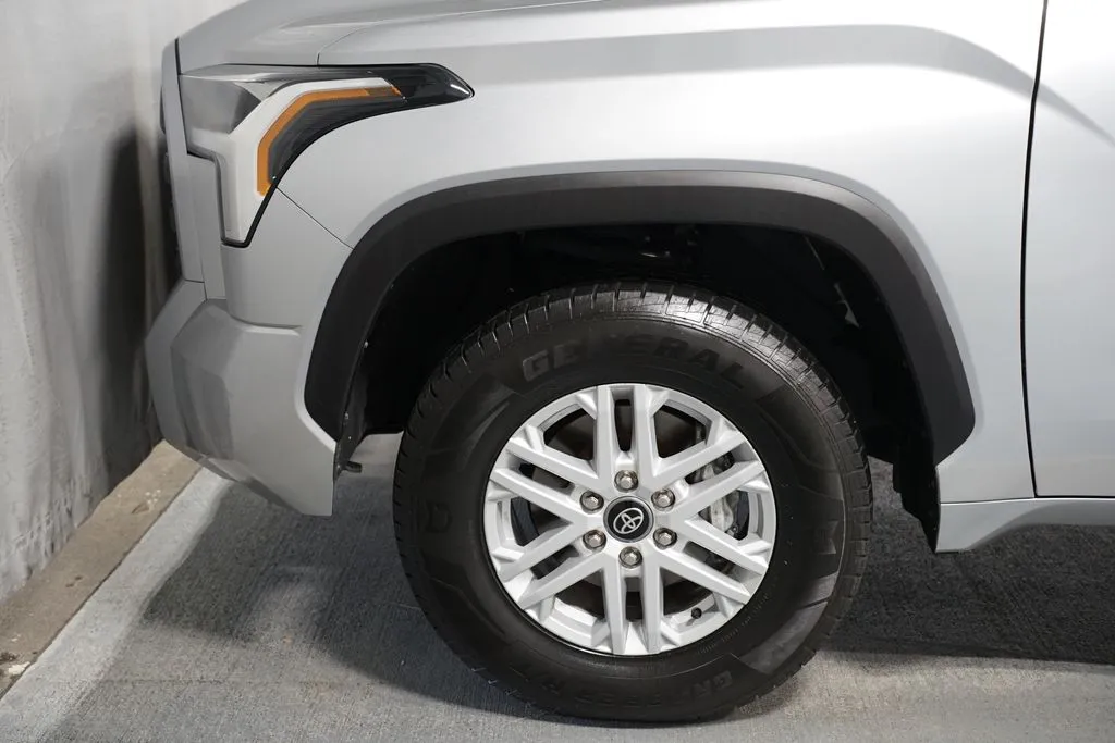 2025 Toyota Tundra SR5 thumbnail 5
